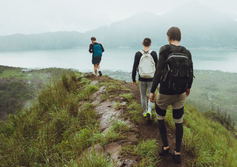 Des randonneurs sur un chemin.
